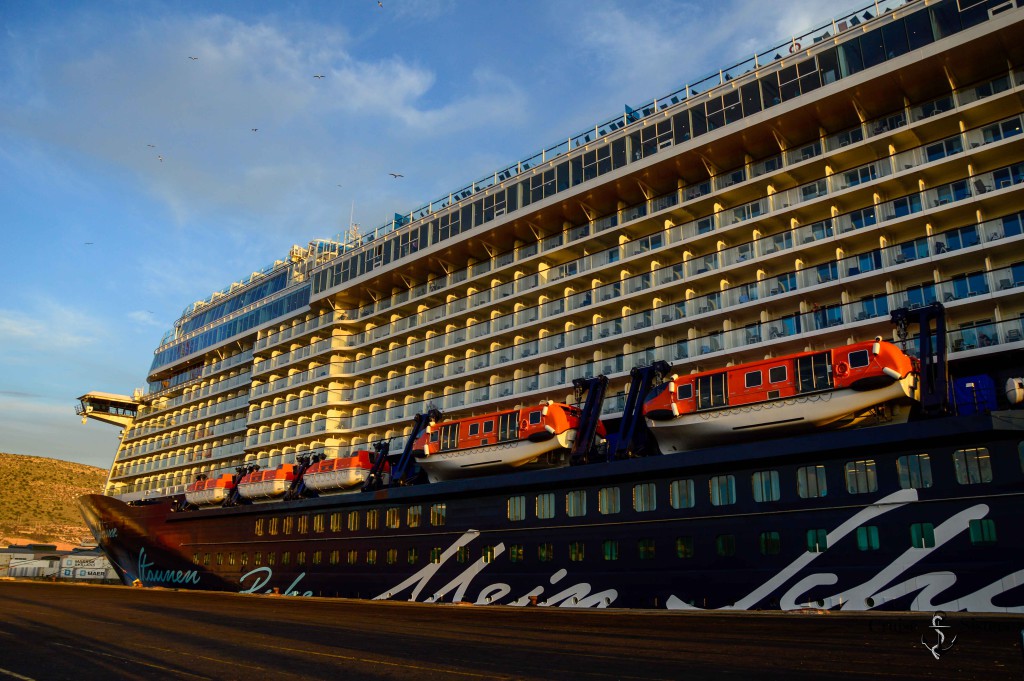 Das Kreuzfahrtschiff Mein Schiff 4 im Hafen von Agadir in Marokko