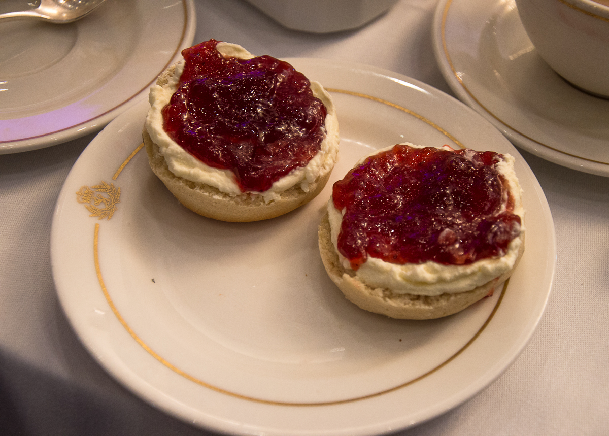 scone-with-marmelade-afternoon-tea-queen-mary-2